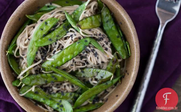 Ervilhas Torradas E Macarrão Soba Com Molho De Soja Com Mel