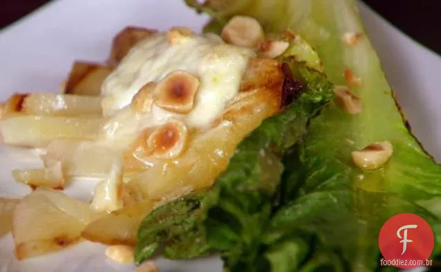 Salada de Romaine murcha com peras assadas, Taleggio e avelãs
