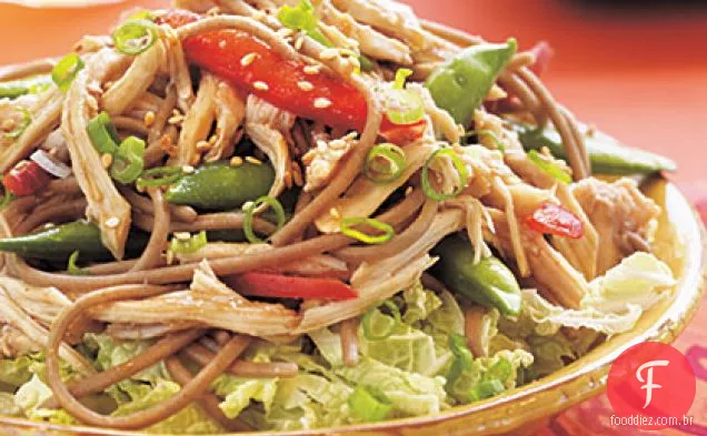 Frango asiático, macarrão e salada de ervilha