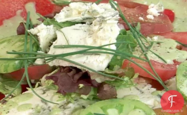 Salada de tomate de herança com verduras frescas, queijo azul e molho cremoso de Cebolinha