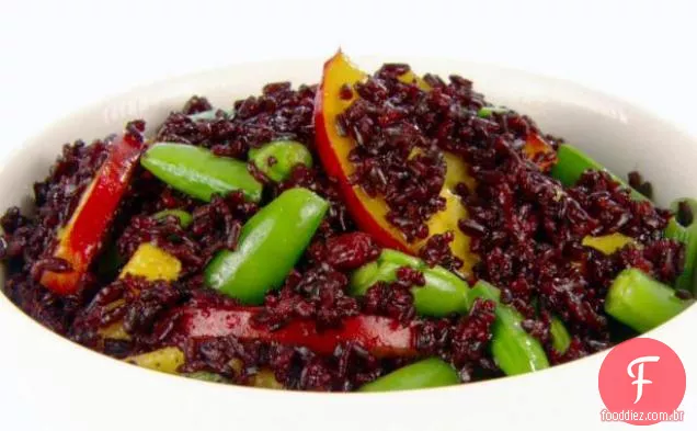 Arroz preto proibido com pêssegos e ervilhas