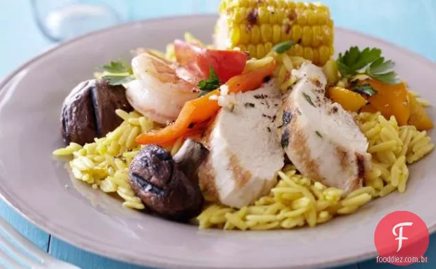 Carnes grelhadas e legumes sobre Açafrão Orzo