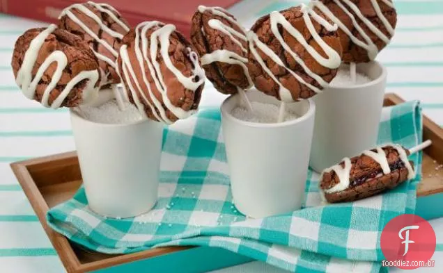 Biscoitos de sanduíche de Brownie de Chocolate com ganache de Chocolate branco e Conservas De Morango
