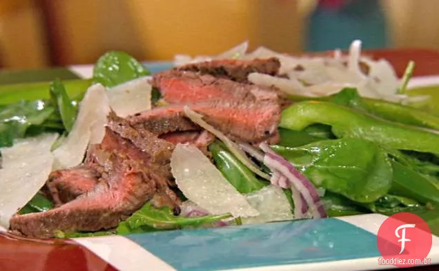 Salada de rúcula com bife, parmesão raspado e vinagrete de limão