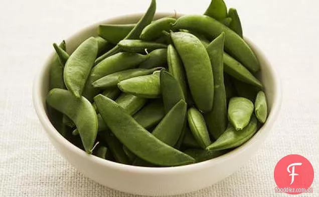 Frango e açúcar Snap Pea refogado com molho pesto cremoso