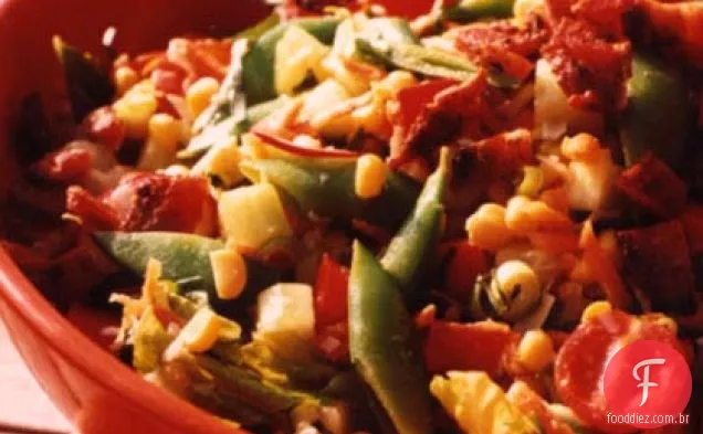 Pique a salada com milho, ervilhas e Bacon