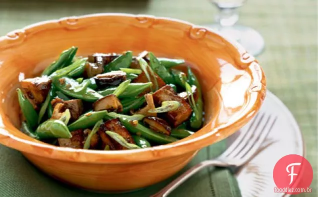 Tofu frito com cogumelos, ervilhas e cebolinha