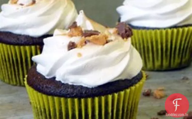 Bolinhos do Chocolate Do Copo da manteiga de amendoim com glacê torrado do merengue da Manteiga De Amendoim