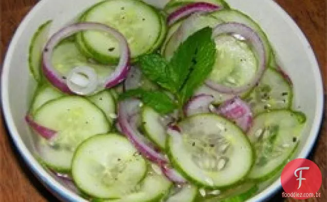 Salada de pepino tailandesa doce e picante