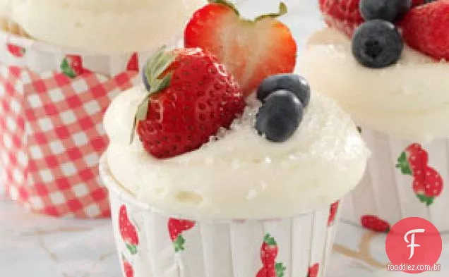 Cupcakes Brancos Com Cobertura De Baga