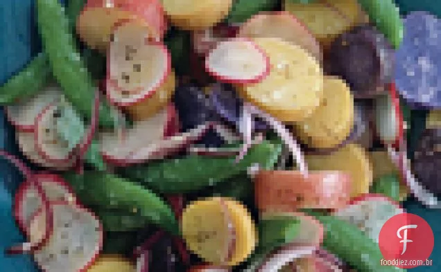 Salada de batata Caesar com ervilhas de açúcar