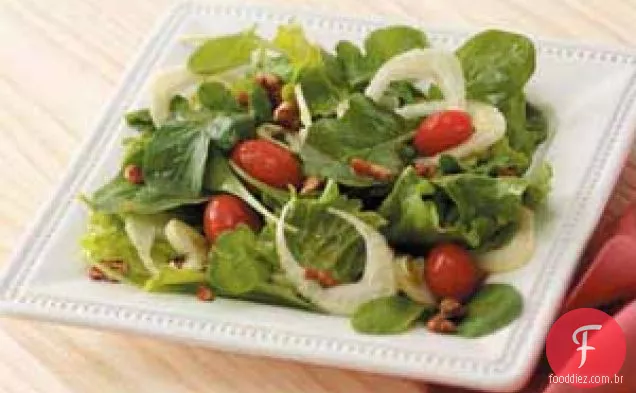Salada de rúcula com nozes açucaradas