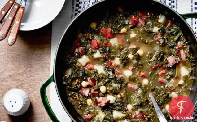 Chourico português e sopa de couve