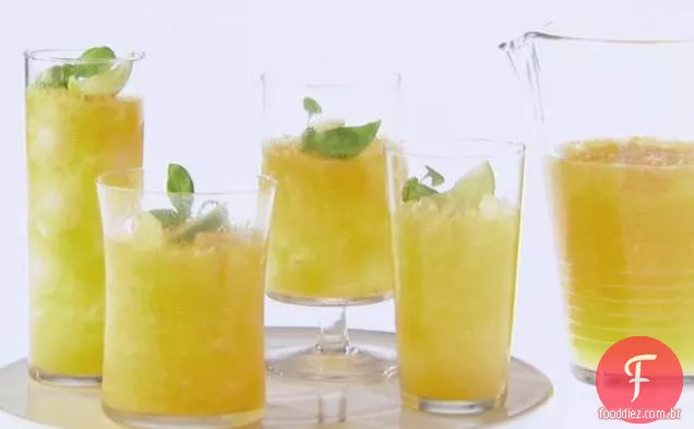 Daiquiri congelado de pêssego e manjericão