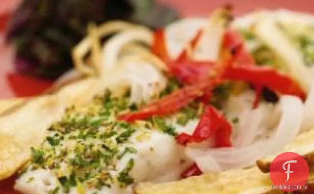 Halibut Assado Com Pimentão Vermelho, Cebola E Batatas Russet