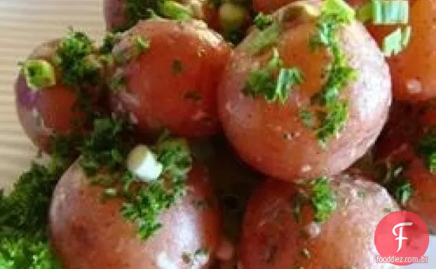 Batatas novas com molho de alcaparras
