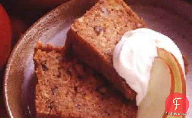 Bolo de maçã com molho de leitelho