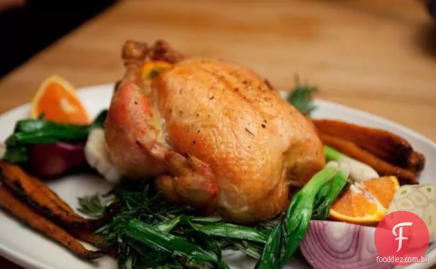 Frango assado com molho de anis estrelado, cenoura gengibre e ervilhas