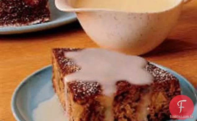 Bolo De Coquetel de frutas com molho de manteiga