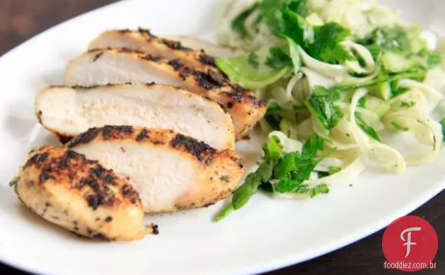 Frango curado com pimenta de limão com salada de erva-doce