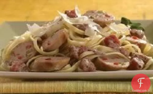 Salsicha de frango italiano doce grelhado com molho de Creme de tomate sobre Linguine