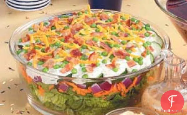 Salada em camadas para uma multidão
