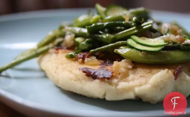 Arepas De Mussarela De Grandes Dimensões Com Vegetais De Verão