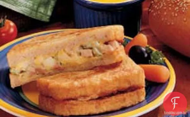 Sanduíches grelhados de presunto e salada de ovo