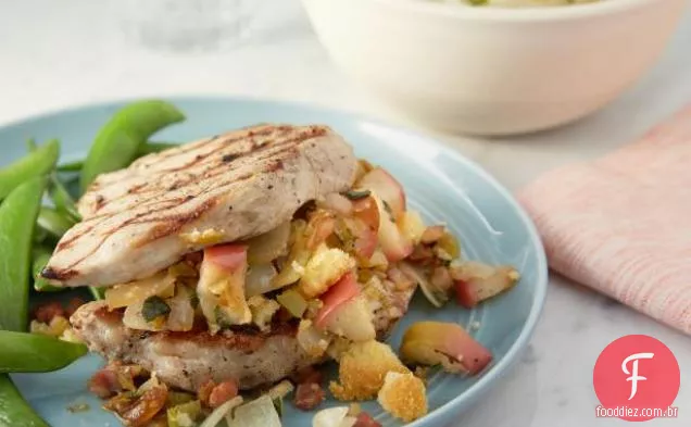 Costeletas De Porco Recheadas Com Ceia De Domingo, Batatas Com Cream Cheese, Ervilhas De Açúcar
