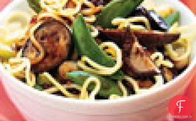 Salada asiática de macarrão com berinjela, ervilhas e molho de limão