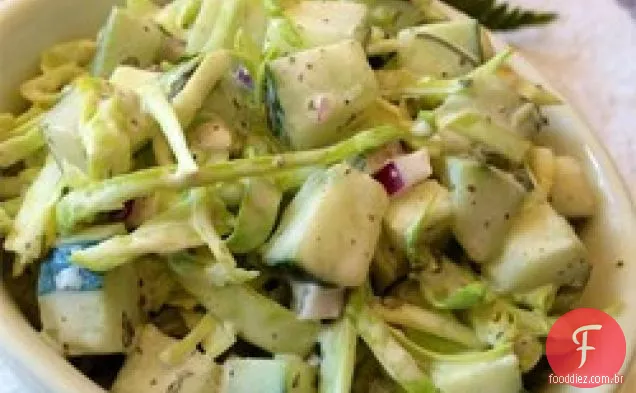 Salada de repolho apimentada com pepino e aipo