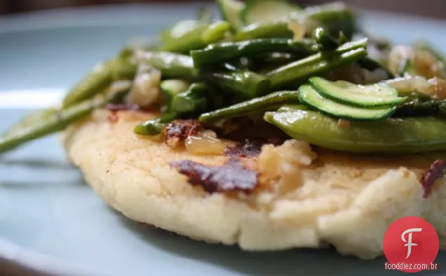 Arepas De Mussarela De Grandes Dimensões Com Vegetais De Primavera