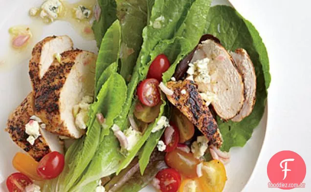 Salada de frango enegrecido com vinagrete de queijo azul