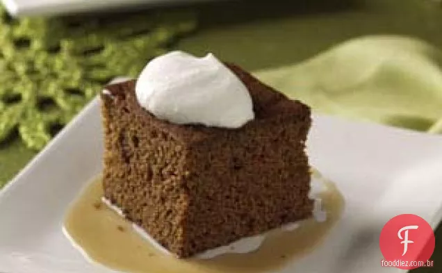 Bolo de gengibre da vovó com molho de caramelo