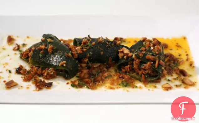 Pimentas Poblano recheadas ao estilo do Sudeste Asiático com vinagrete de amendoim e limão