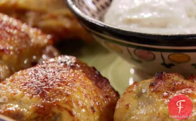 Coxas de frango com Curry assado com molho de cominho de iogurte