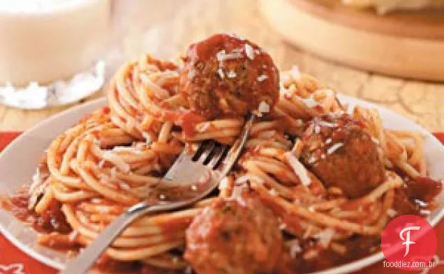 Espaguete italiano e almôndegas