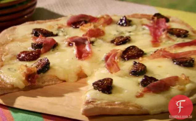 Quatro Pizza de queijo com figo e presunto