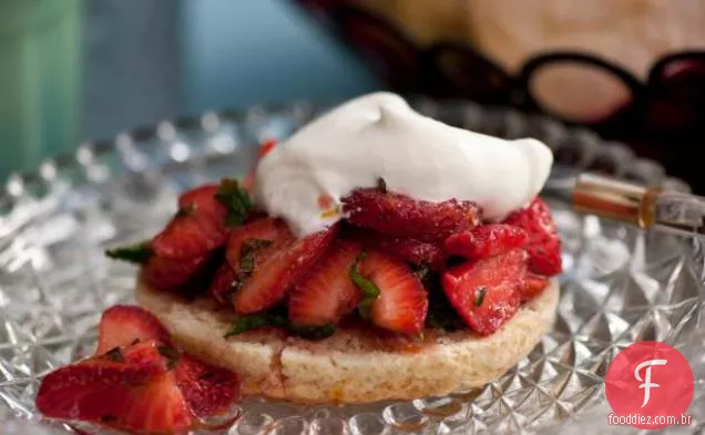 Shortcake de morango, hortelã e tomilho