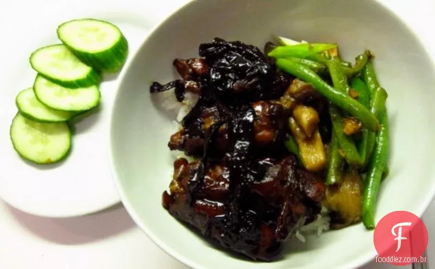 Tofu frito com cogumelos, ervilhas e cebolinha