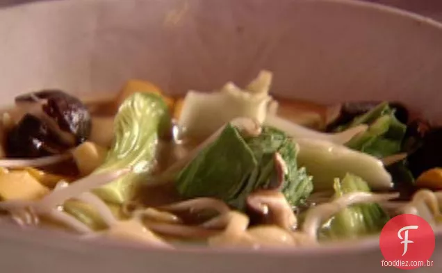 Sopa de macarrão para pessoas carentes