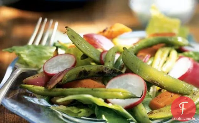 Salada de legumes grelhados com molho cremoso de queijo azul