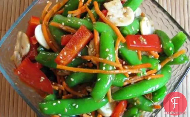 Salada Da Ervilha Da Pressão Do Açúcar Com Molho Doce Da Soja Do Gengibre