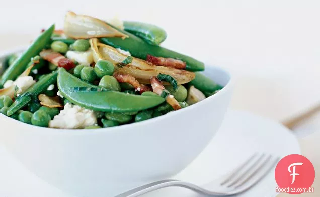 Salada de edamame e ervilha com cebola doce e queijo de cabra