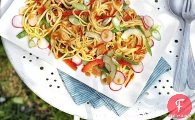 Salada De Macarrão De Amendoim