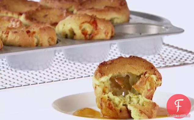 Popovers de café da manhã com linguiça italiana