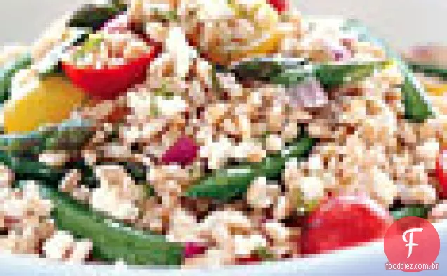 Salada Farro com ervilhas, aspargos e queijo Feta