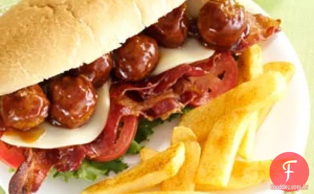 Almôndega Hoagies com batatas fritas temperadas