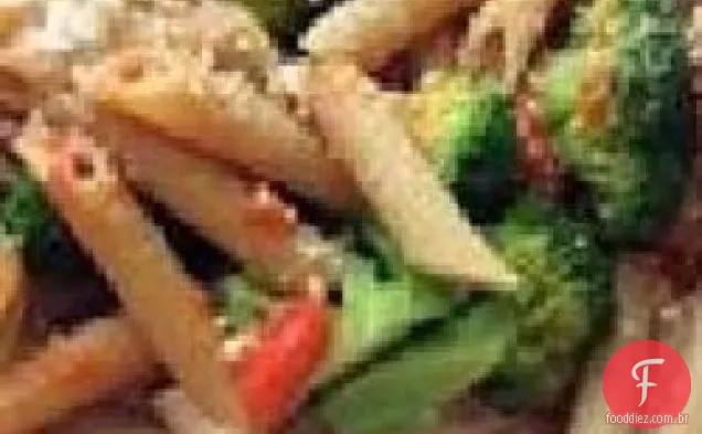 Penne com molho de pimenta vermelha e brócolis