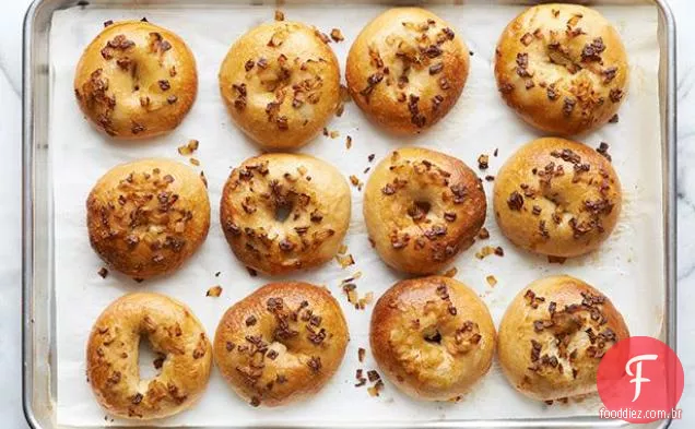 Bagels de batata com cebola glaceada com manteiga